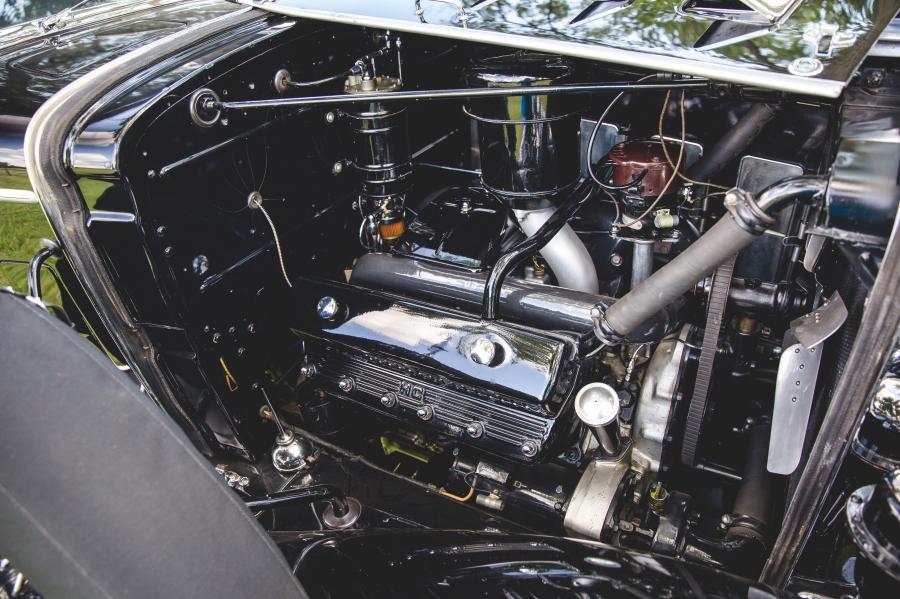 Моторный отсек Cadillac V8 355-A Roadster by Fleetwood (4502) 1931 года  (фото 20 из 29)